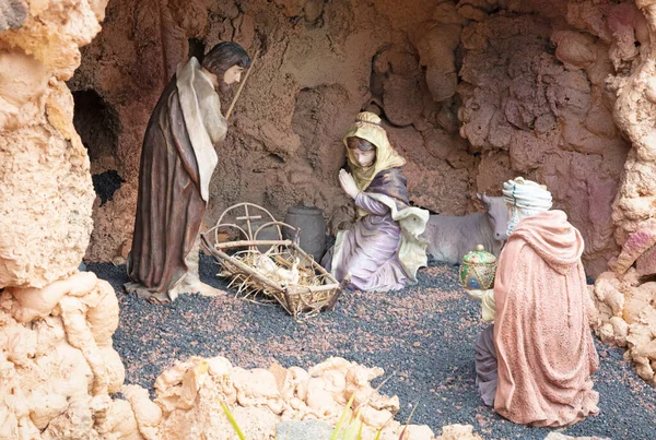 管理者で赤ん坊イエスと安定したクリスマスのネイティブシーン メアリーとジョセフ 3人の王が到着 — ストック写真