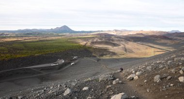 İzlanda 'daki büyük Hverfjall kraterinin yanında küçük bir krater.