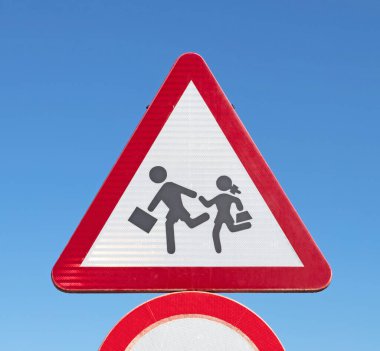 Çocukları oynamak veya çapraz okul çocukları için trafik işaretleri uyarısı, Lanzarote (İspanya)
