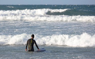 Sörfçü yeteneklerini İspanya 'nın Lanzarote kentindeki Atlantik Okyanusu' nda geliştiriyor.