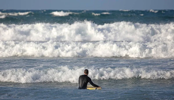 Surfista Che Pratica Sue Abilità Nell Oceano Atlantico Lanzarote Spagna — Foto Stock
