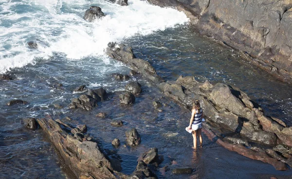 Женщина Смотрит Океан Лансароте Испания — стоковое фото