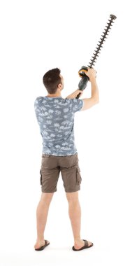 Çim biçme makinesi olan adam, beyazda izole edilmiş.