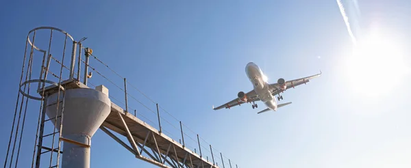 从海洋方向降落在兰萨罗特机场的飞机 — 图库照片