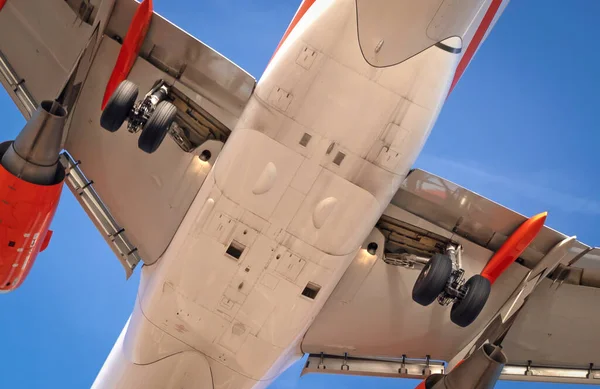 하늘로 착륙을 준비하는 비행기의 모습을 클로즈업하는 — 스톡 사진