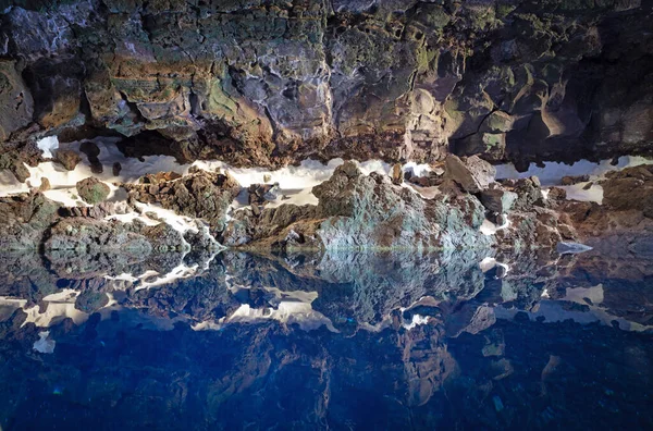 Grotte Sur Lanzarote Reflet Dans Eau Froide Bleue Espagne — Photo