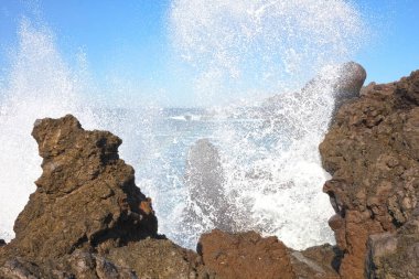 Büyük dalgalar İspanya, Kanarya Adaları, Lanzarote sahiline çarpıyor.