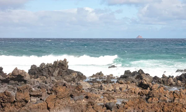 Büyük Dalgalar Spanya Kanarya Adaları Lanzarote Sahiline Çarpıyor — Stok fotoğraf