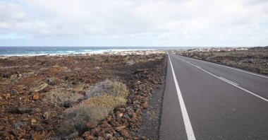 Lanzarote Adası 'nda, okyanusun solunda.