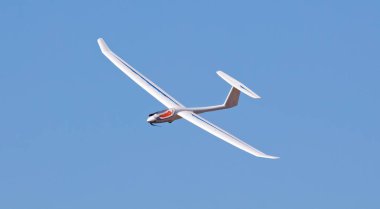 RC model uçak mavi gökyüzünde uçuyor, yakın plan (planör)