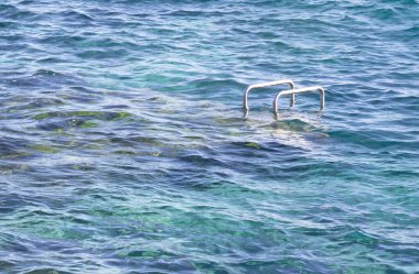 Yüksek su, Lanzarote 'deki su altı iskelesi (İspanya)