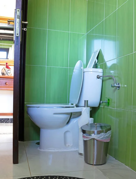 Banheiro Verde Esperando Para Ser Usado — Fotografia de Stock