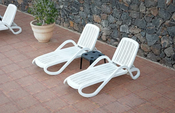 Chaises Blanches Dans Jardin Près Piscine Lanzarote — Photo
