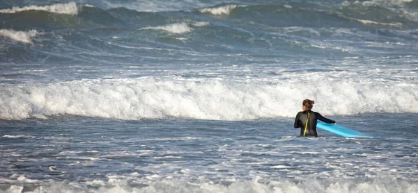 Surfista Che Pratica Sue Abilità Nell Oceano Atlantico Lanzarote Spagna — Foto Stock