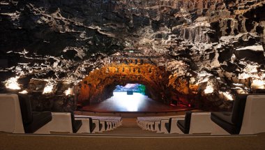 Lanzarote, İspanya, Ocak 1, 2022: Lanzarote 'deki Jameos del Agua' nın lav mağaralarındaki konser salonunun muhteşem manzarası