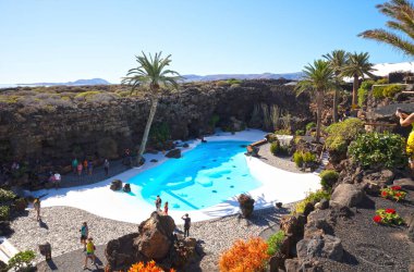 Lanzarote, İspanya - Januari 1, 2022: Turistler Lanzarote, Kanarya Adaları 'ndaki Jameos del Agua bahçesinde yürüyor ve fotoğraf çekiyorlar