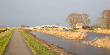 Rüzgarlı bir günde tipik bir Hollanda açık arazisi (fırtınalı gökyüzü), Friesland