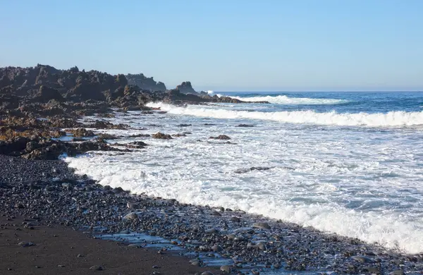 Büyük Dalgalar Spanya Kanarya Adaları Lanzarote Sahiline Çarpıyor — Stok fotoğraf