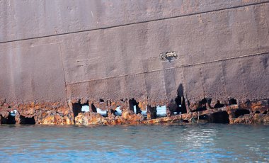 Lanzarote 'deki paslı bir gemi enkazının parçası.