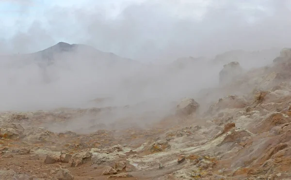 アイスランド北部のNamafjall Hverirの地熱地域でフマロールを蒸す — ストック写真