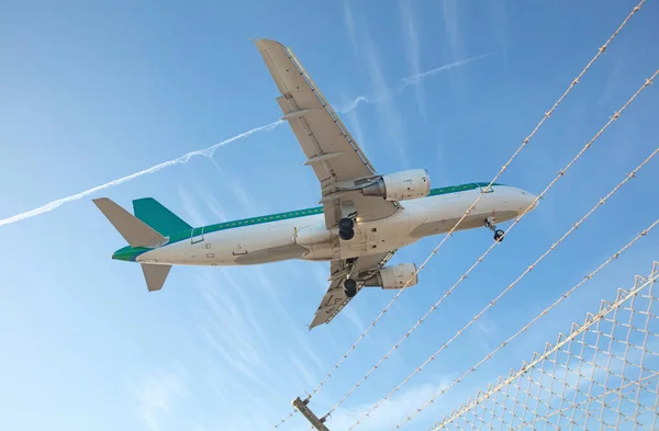 Stora Flygplan Förbereder Landningen Med Blå Himmel — Stockfoto