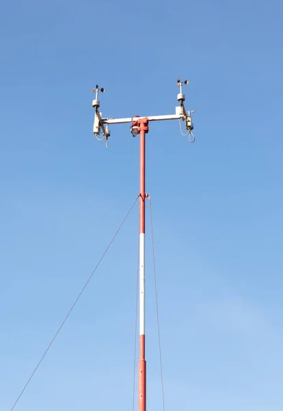 Windsnelheidssensoren Tegen Een Diepblauwe Lucht Die Windsnelheid Meten — Stockfoto