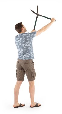 Çit makası olan adam beyazda izole edilmiş.