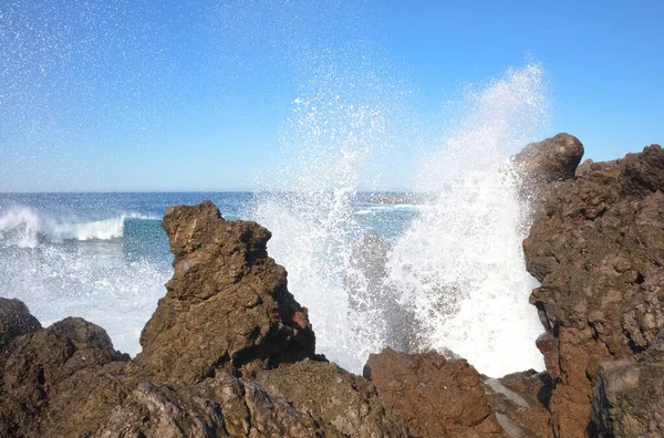 スペイン カナリア諸島ランサローテ島の海岸で大きな波がクラッシュ — ストック写真