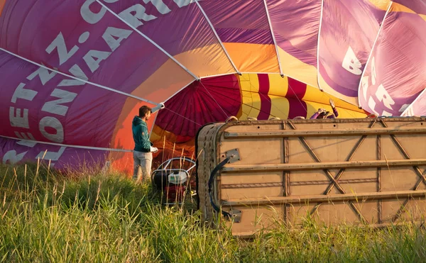 Joure Holanda Julho 2021 Homem Adulto Enchendo Quente Balão Balonismo — Fotografia de Stock