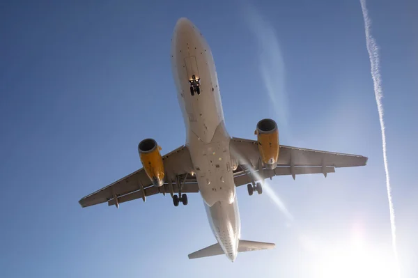 Large Airplane Preparing Landing Blue Sky — Stock Photo, Image