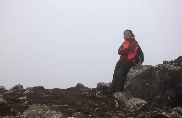 Жінка Йде Біля Нового Лавового Поля Виверження Вулкана Фаградальсфьел Туманний — стокове фото