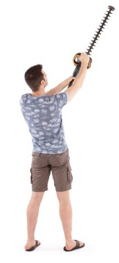 Çim biçme makinesi olan adam, beyazda izole edilmiş.