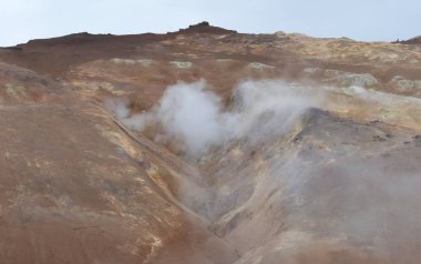 Kuzey İzlanda 'da Hver, Namafjall' ın jeotermal bölgesinde dumanı tüten fümerol