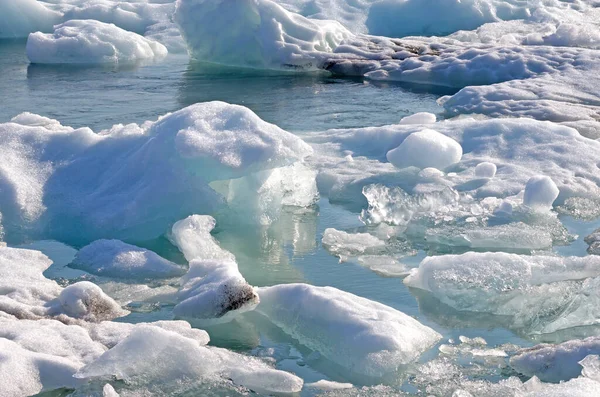 Jokulsarlon 'a yakın olan İzlanda' nın güneydoğusundaki en büyük buzul gölü, Vatnajokul 'dan gelen Breidamerkurjokull buzulunun başında yer almaktadır.