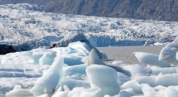 Fjallsarlon Fjallsjokull氷河の近くに浮かぶ氷山でいっぱいの氷河湖 — ストック写真