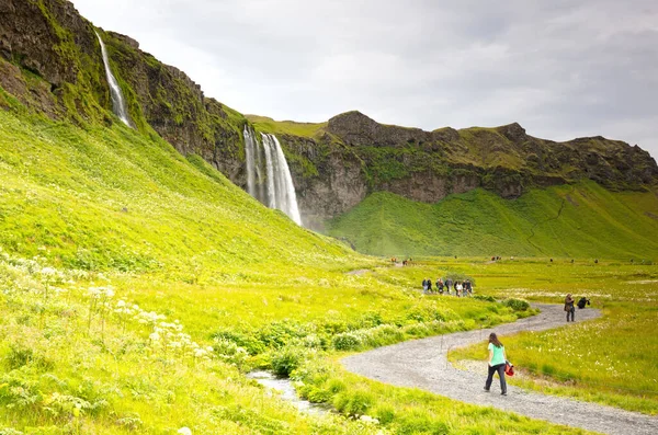 Seljalandfoss Island Juli 2021 Seljalandsfoss Ett Mest Kända Vattenfallen Island — Stockfoto