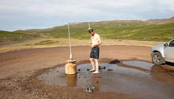 Hombre Traje Baño Duchándose Ducha Cerca Krafla Islandia —  Fotos de Stock