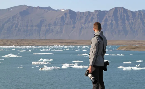 Człowiek Widokiem Lagunę Lodowcową Jokulsarlon Południowej Islandii — Zdjęcie stockowe
