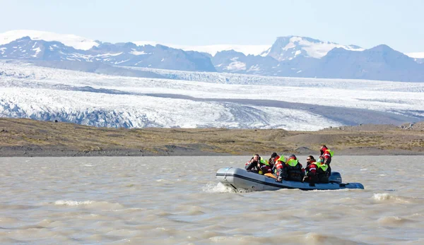 2021年7月30日 冰岛费亚兰 冰岛费亚兰冰川泻湖靠近Vatnajokull冰川的可充气橡胶小船上的人 — 图库照片