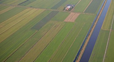 Hollanda 'nın kuzey illerinden biri olan Friesland' ın tarım arazisi - yukarıdan Friesland - yerel çiftlik