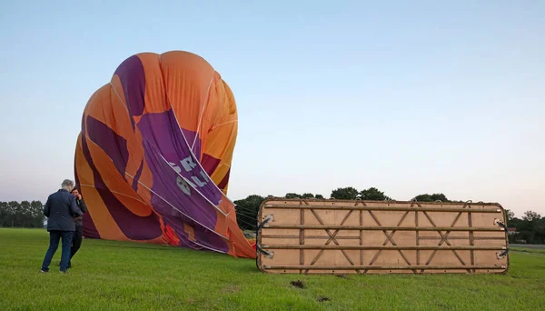 2021年7月19日のオランダの旅 熱気球に着陸しました バルーニングはオランダで成長しているビジネスです — ストック写真