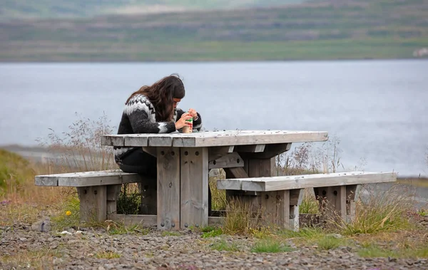 Donna Adulta Nel Tradizionale Maglione Islandese Che Gode Pranzo Nel — Foto Stock