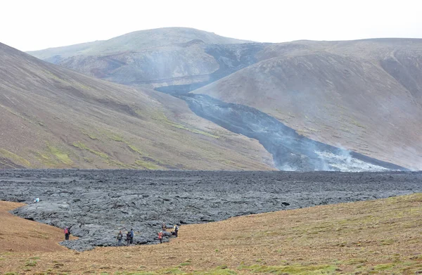 グリンダヴィク アイスランド 2021年7月26日 ユニークな自然の魅力 人々はFagradalfjallの火山噴火の新しい溶岩原を歩いています — ストック写真
