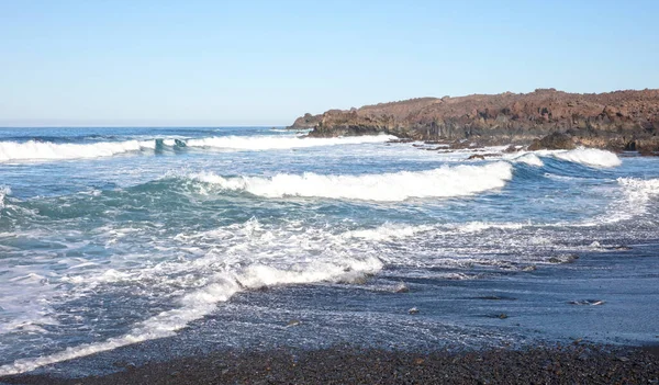 Büyük Dalgalar Spanya Kanarya Adaları Lanzarote Sahiline Çarpıyor — Stok fotoğraf