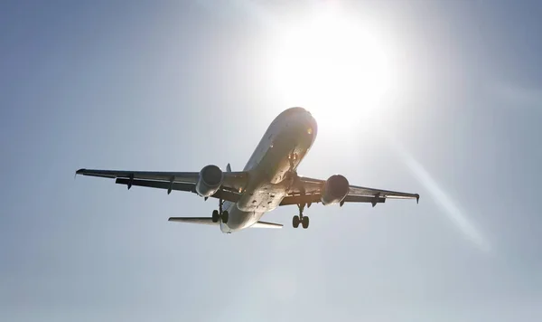 Avión Grande Preparando Aterrizaje Con Cielo Azul —  Fotos de Stock