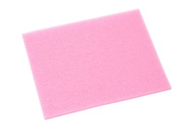 Taşıma sırasında nesneleri korumak için kullanılan bir parça koruma köpüğü, beyaz üzerinde izole edilmiş.