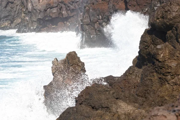 西班牙加那利群岛兰萨罗特海岸的巨浪冲撞 — 图库照片
