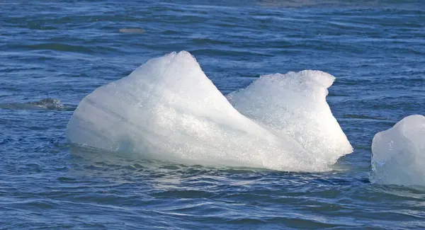 Jéghegyek Lebegnek Gyémánt Tengerparton Jokulsarlon Izland — Stock Fotó