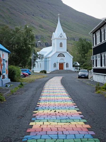 Seydisfjordur Ισλανδία Την Αυγούστου 2021 Δρόμος Rainbow Στην Αγροτική Πόλη — Φωτογραφία Αρχείου