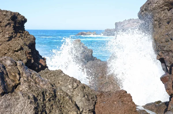Büyük Dalgalar Spanya Kanarya Adaları Lanzarote Sahiline Çarpıyor — Stok fotoğraf